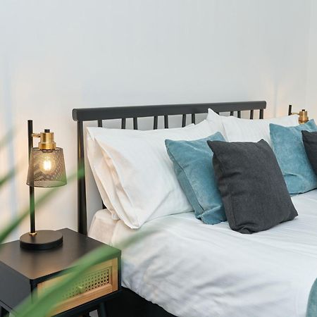 Beautiful 3 Bed Apartment In Bonchurch - Nr Ventnor - Large Outside Terrace & Parking - Dog Friendly - The Perfect Choice For Couples, Friends, Families - 5 Mins To Beach Екстер'єр фото