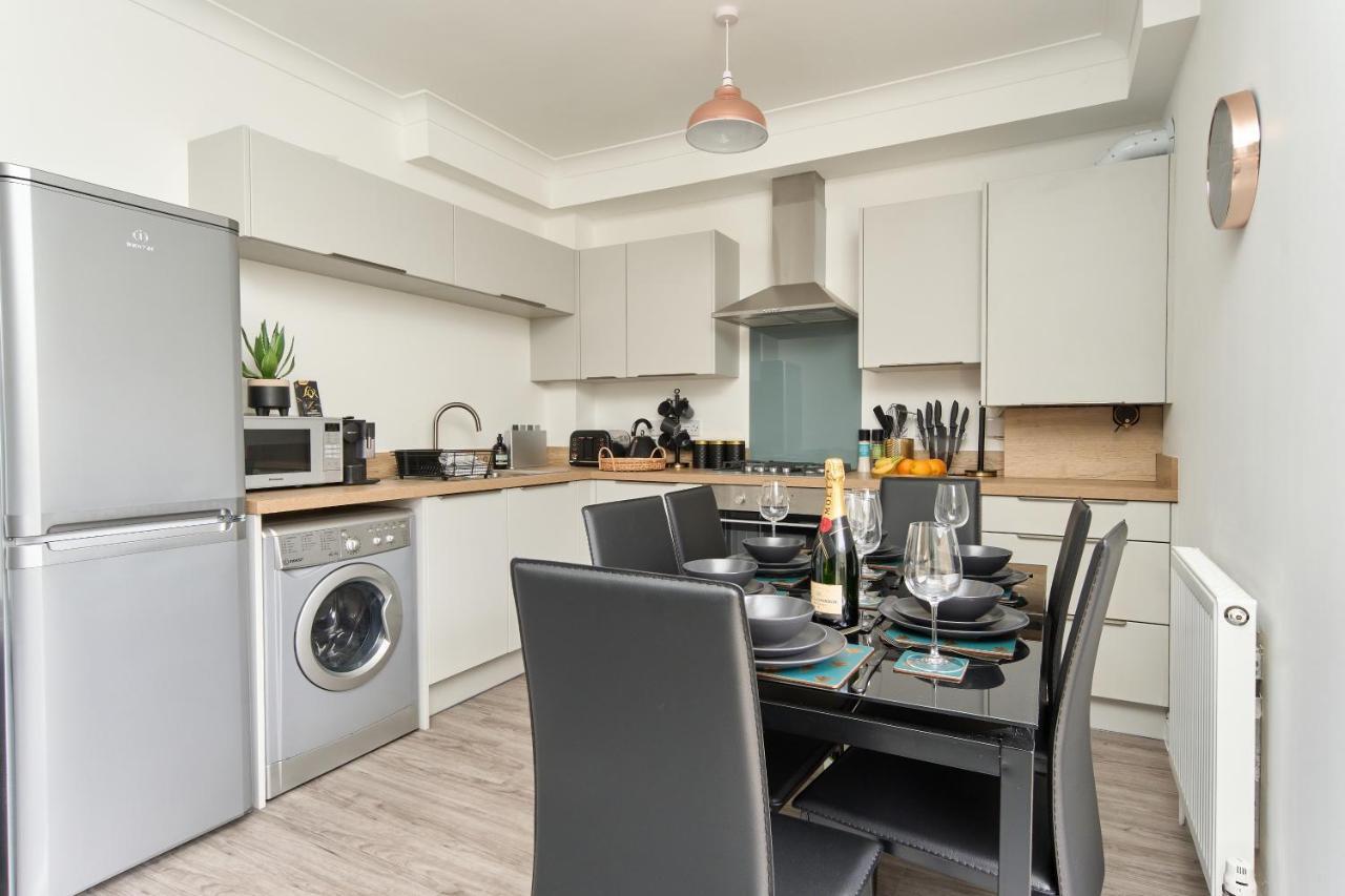 Beautiful 3 Bed Apartment In Bonchurch - Nr Ventnor - Large Outside Terrace & Parking - Dog Friendly - The Perfect Choice For Couples, Friends, Families - 5 Mins To Beach Екстер'єр фото