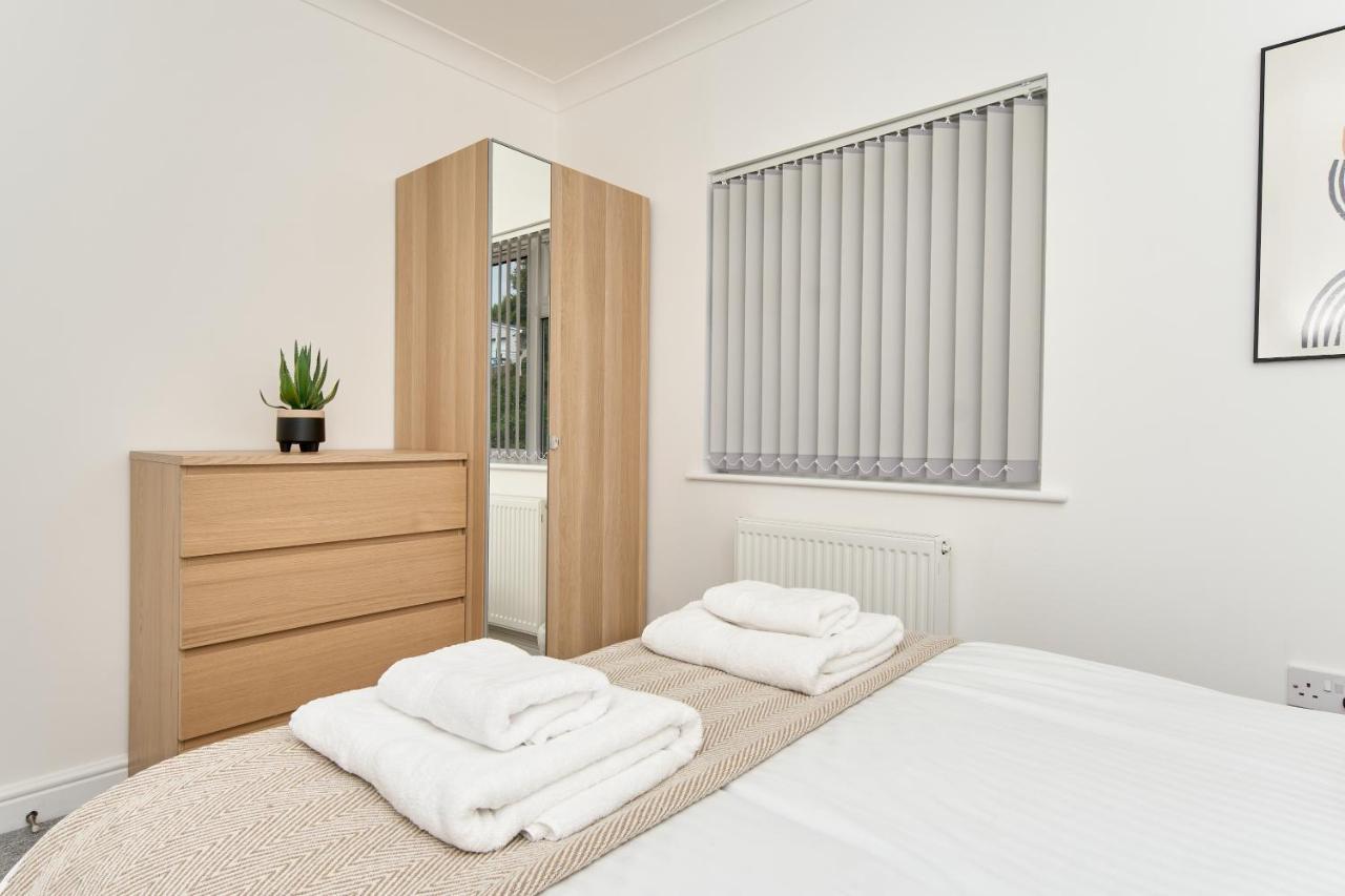 Beautiful 3 Bed Apartment In Bonchurch - Nr Ventnor - Large Outside Terrace & Parking - Dog Friendly - The Perfect Choice For Couples, Friends, Families - 5 Mins To Beach Екстер'єр фото