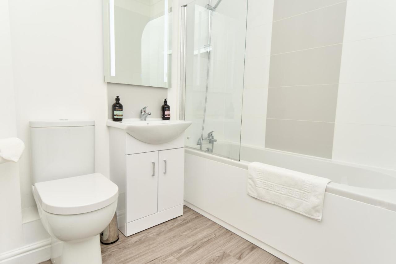 Beautiful 3 Bed Apartment In Bonchurch - Nr Ventnor - Large Outside Terrace & Parking - Dog Friendly - The Perfect Choice For Couples, Friends, Families - 5 Mins To Beach Екстер'єр фото