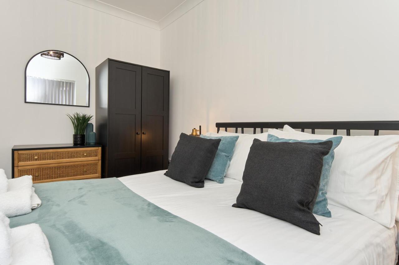 Beautiful 3 Bed Apartment In Bonchurch - Nr Ventnor - Large Outside Terrace & Parking - Dog Friendly - The Perfect Choice For Couples, Friends, Families - 5 Mins To Beach Екстер'єр фото