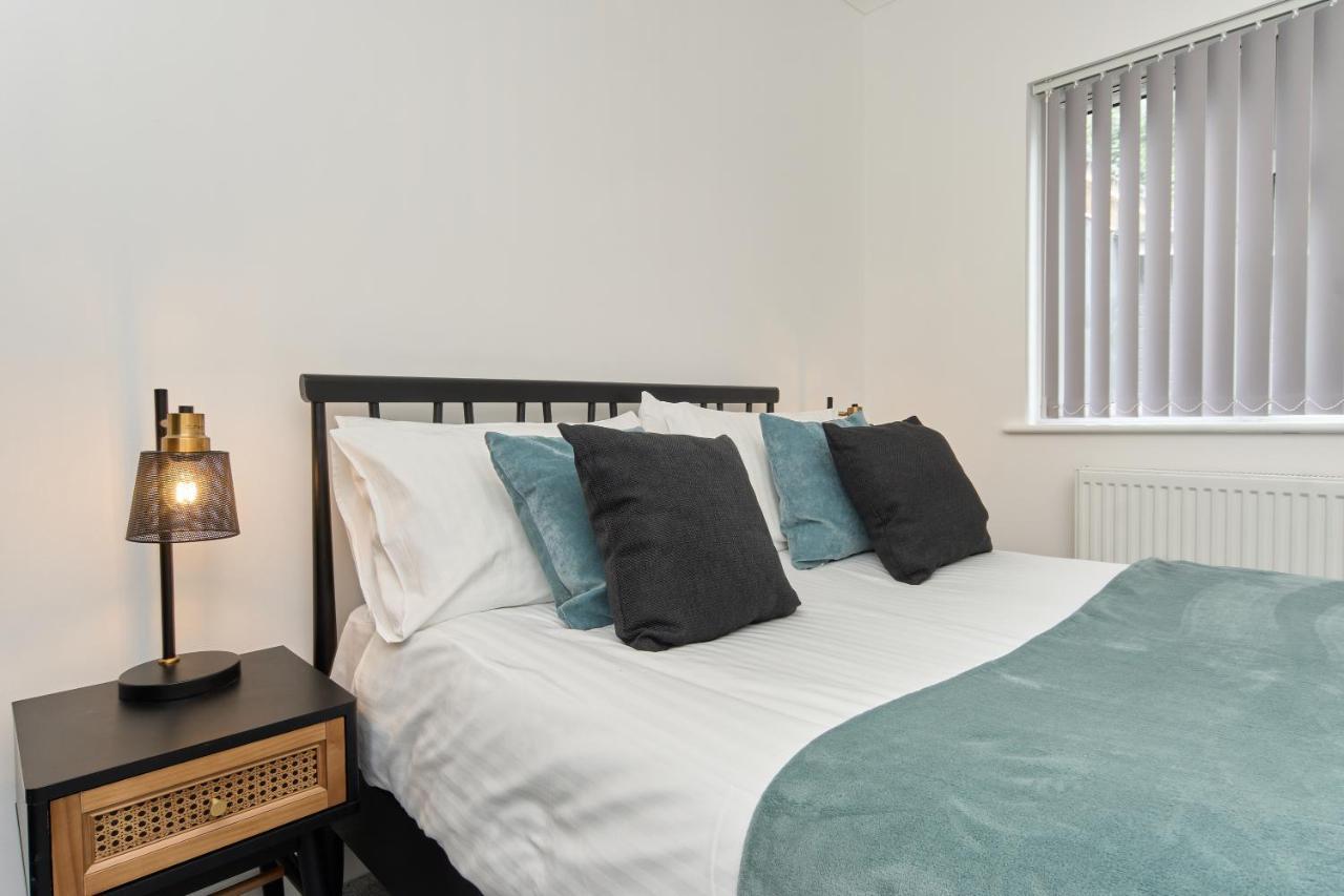 Beautiful 3 Bed Apartment In Bonchurch - Nr Ventnor - Large Outside Terrace & Parking - Dog Friendly - The Perfect Choice For Couples, Friends, Families - 5 Mins To Beach Екстер'єр фото