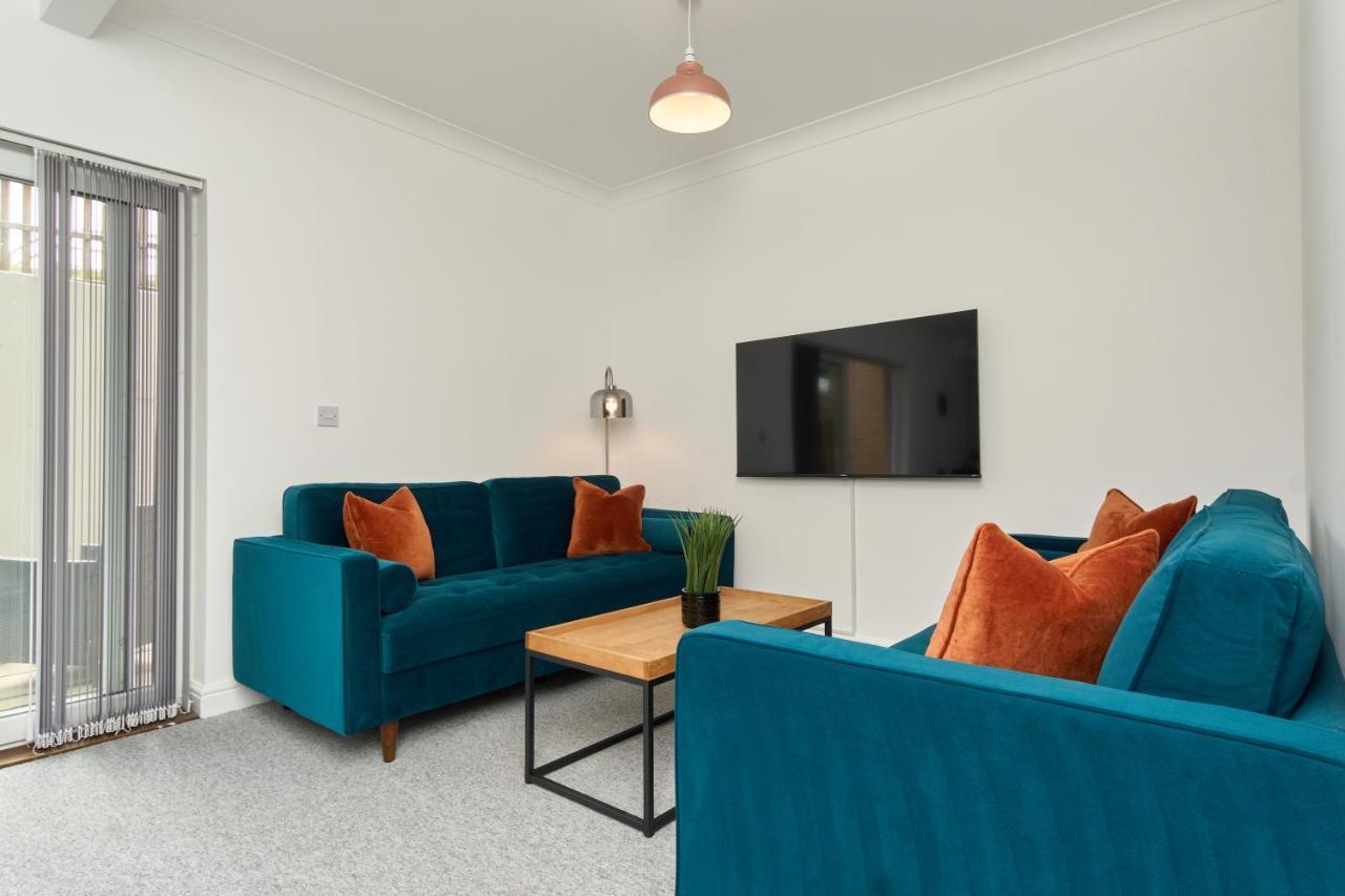 Beautiful 3 Bed Apartment In Bonchurch - Nr Ventnor - Large Outside Terrace & Parking - Dog Friendly - The Perfect Choice For Couples, Friends, Families - 5 Mins To Beach Екстер'єр фото