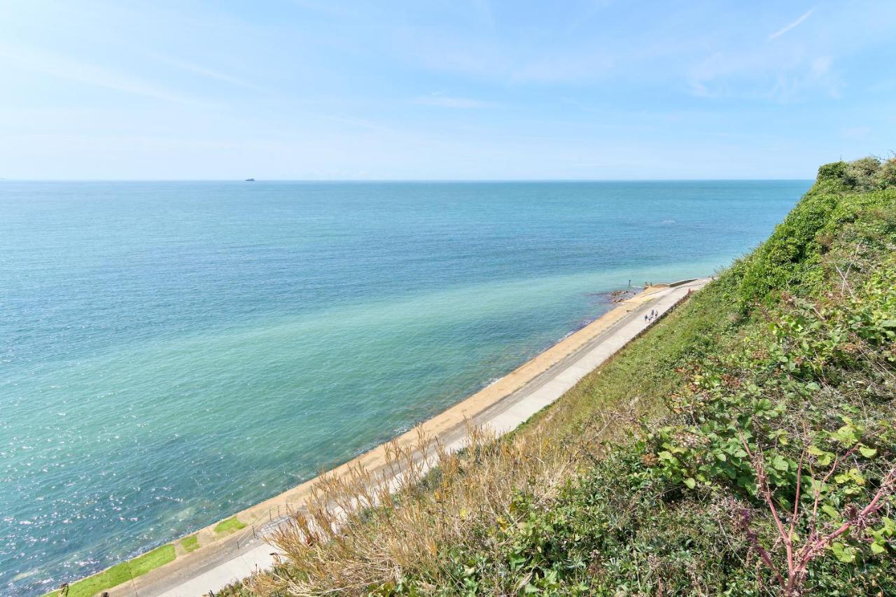 Beautiful 3 Bed Apartment In Bonchurch - Nr Ventnor - Large Outside Terrace & Parking - Dog Friendly - The Perfect Choice For Couples, Friends, Families - 5 Mins To Beach Екстер'єр фото
