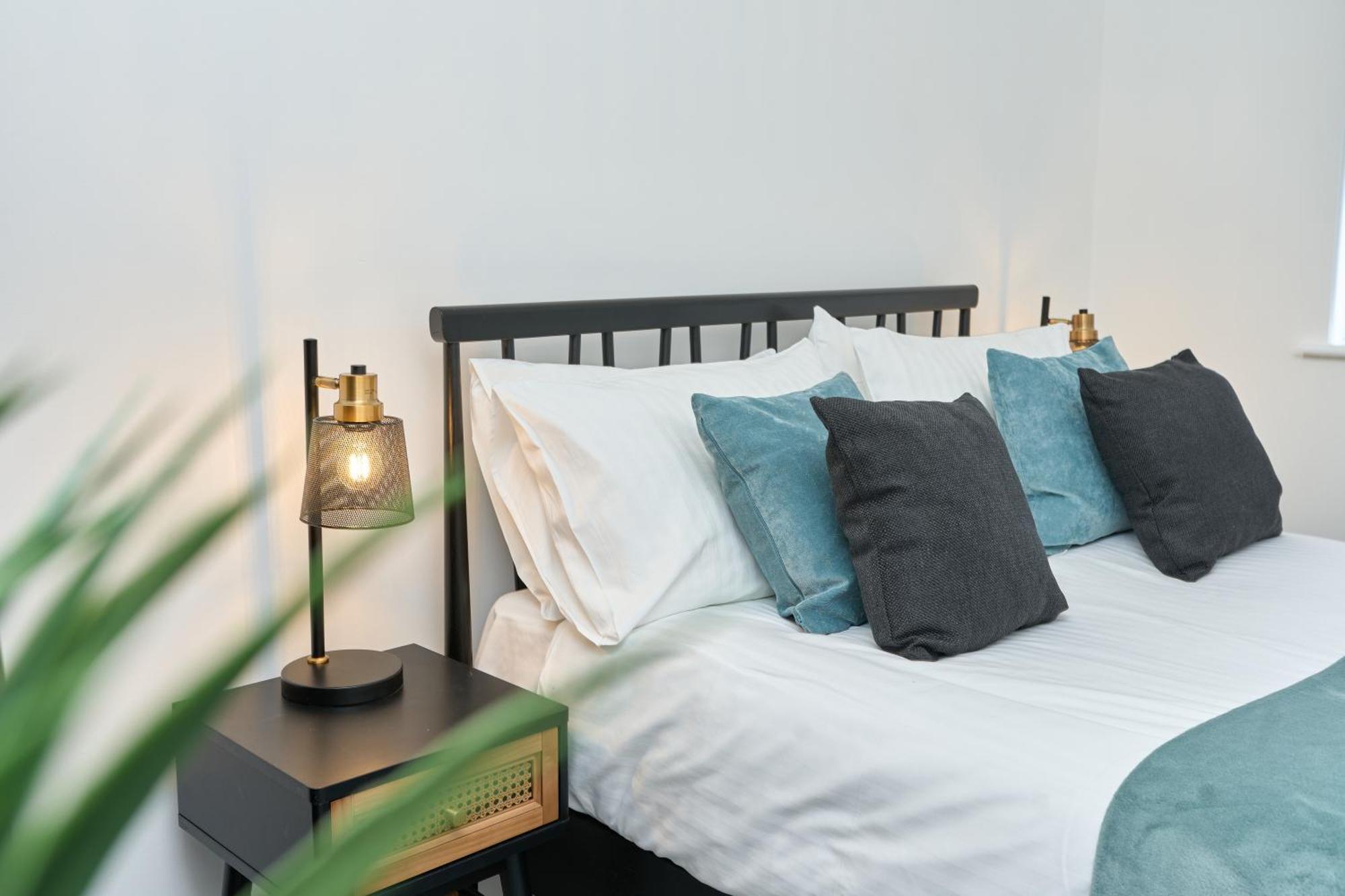 Beautiful 3 Bed Apartment In Bonchurch - Nr Ventnor - Large Outside Terrace & Parking - Dog Friendly - The Perfect Choice For Couples, Friends, Families - 5 Mins To Beach Екстер'єр фото