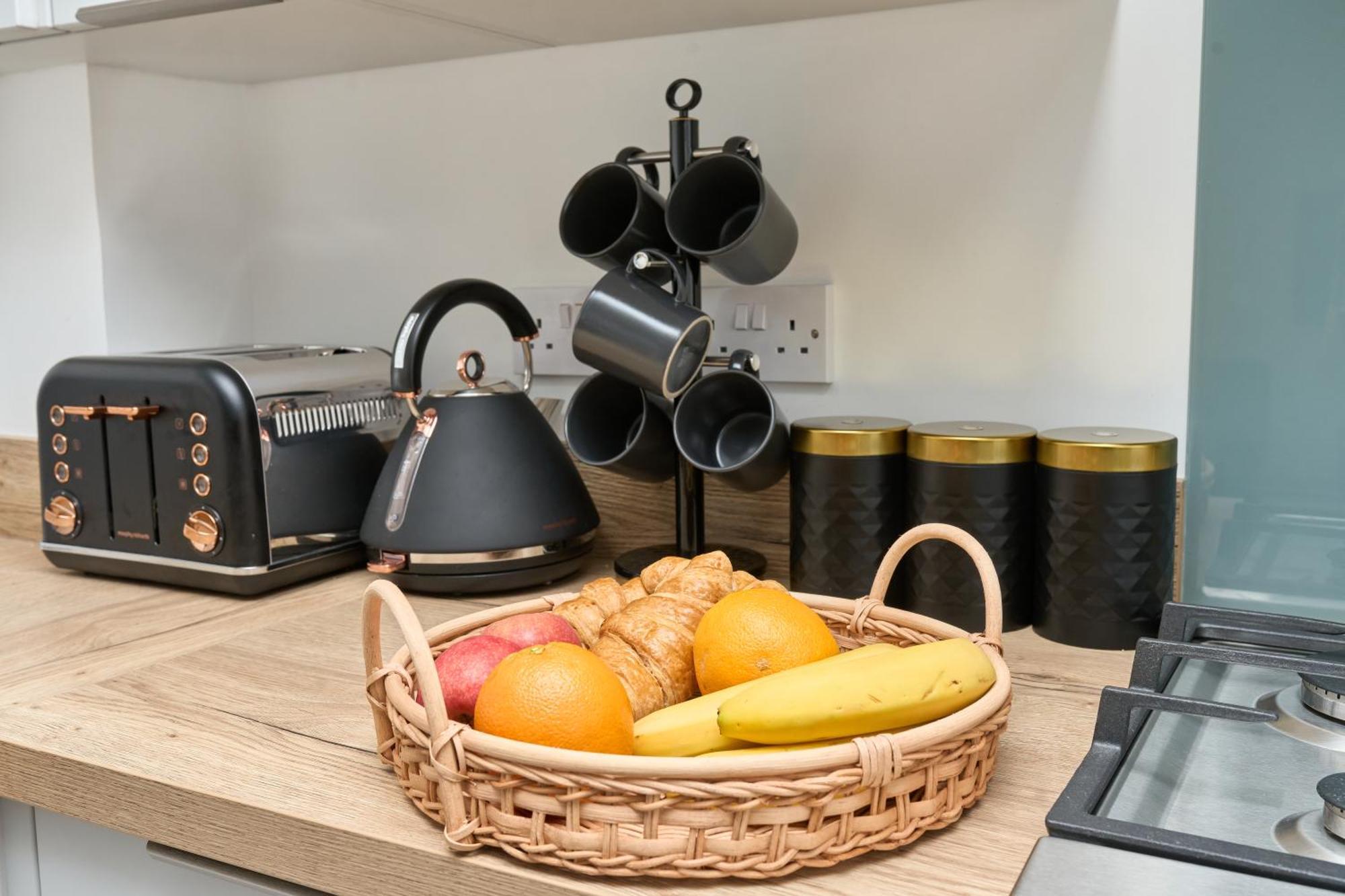Beautiful 3 Bed Apartment In Bonchurch - Nr Ventnor - Large Outside Terrace & Parking - Dog Friendly - The Perfect Choice For Couples, Friends, Families - 5 Mins To Beach Екстер'єр фото