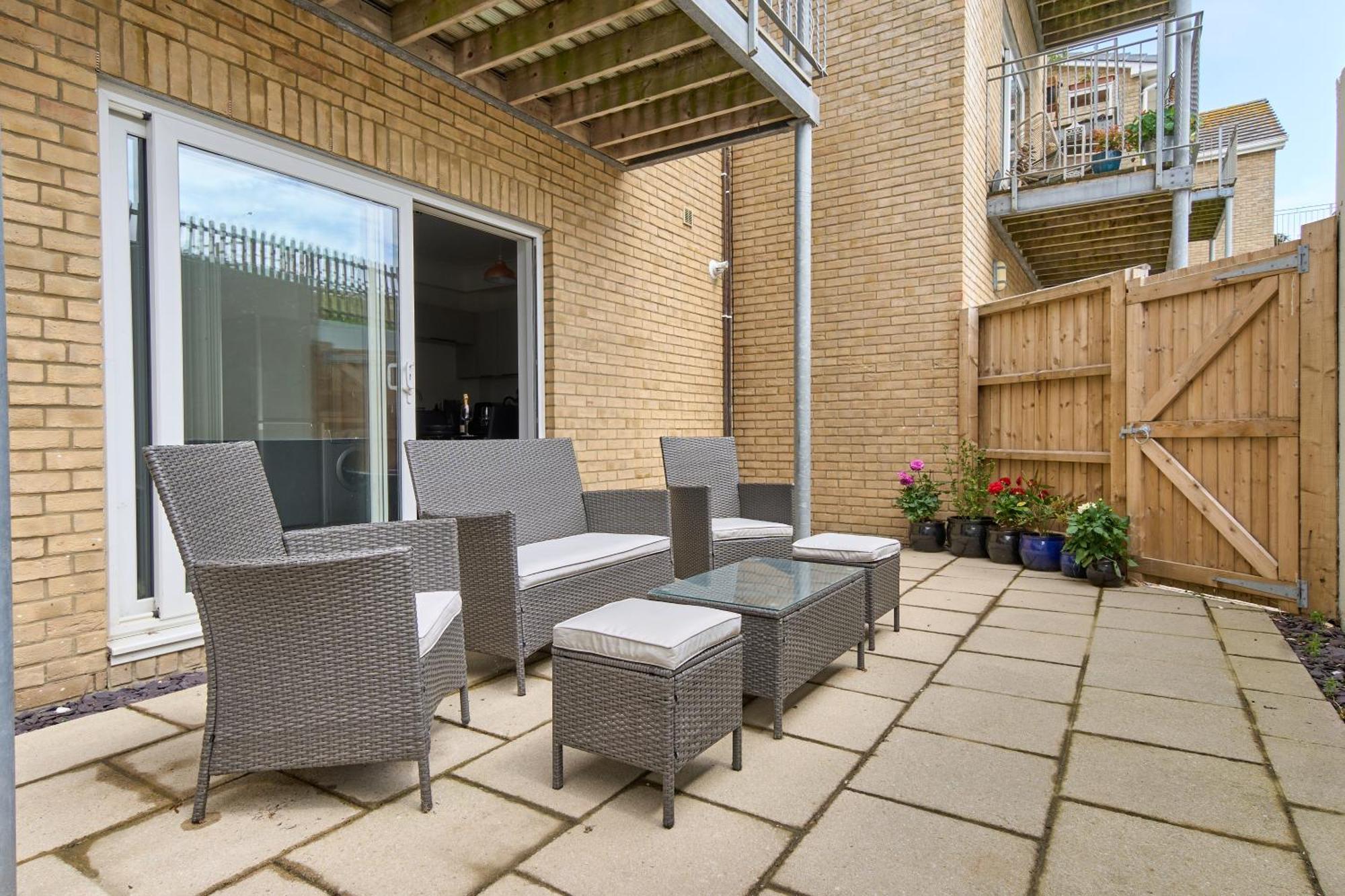 Beautiful 3 Bed Apartment In Bonchurch - Nr Ventnor - Large Outside Terrace & Parking - Dog Friendly - The Perfect Choice For Couples, Friends, Families - 5 Mins To Beach Екстер'єр фото